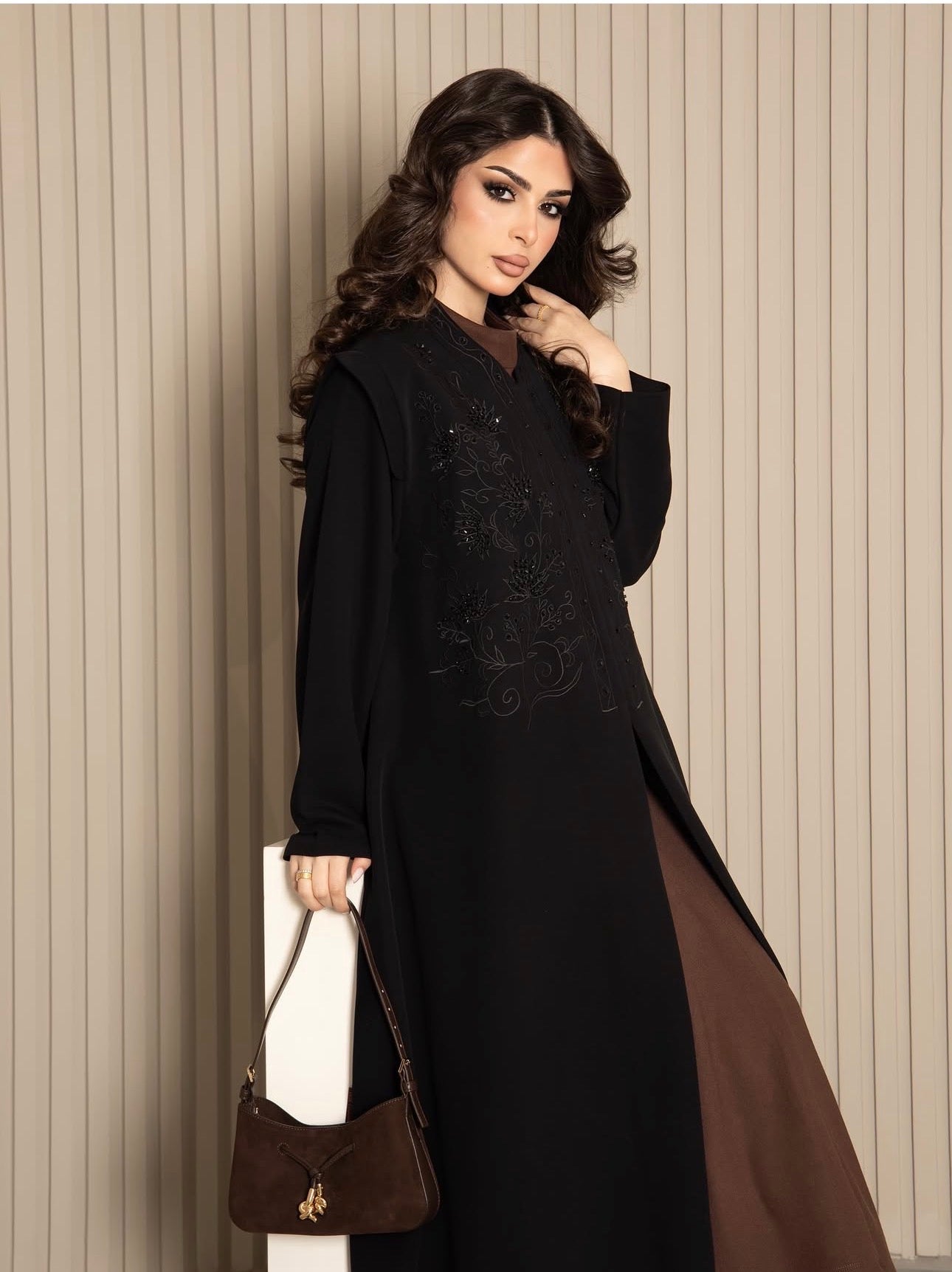 عباية كريب فاخر بتطريز أنيق + طرحة